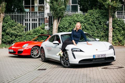 Daniela Sachs Rollmann sitzt auf der Motorhaube des Porsche Taycan