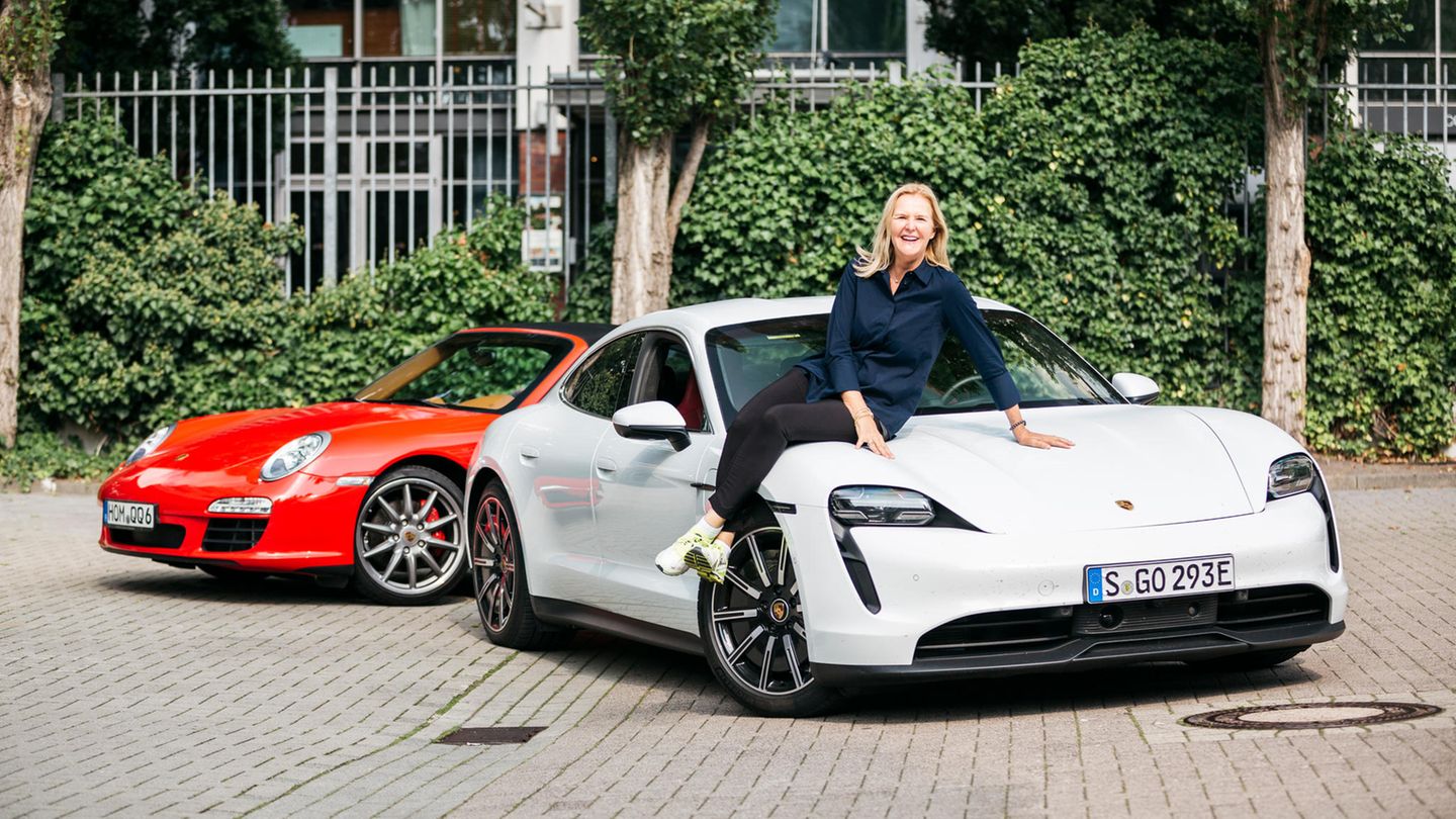 Daniela Sachs Rollmann sitzt auf der Motorhaube des Porsche Taycan