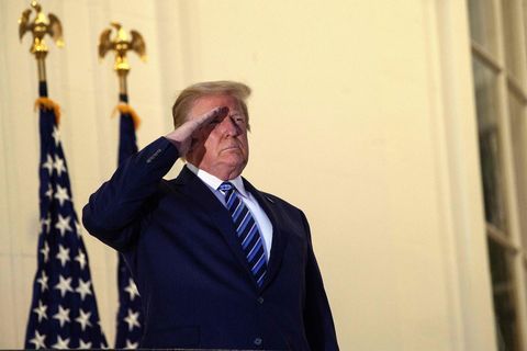 US-Präsident Donald Trump salutiert