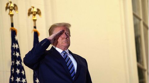 US-Präsident Donald Trump salutiert