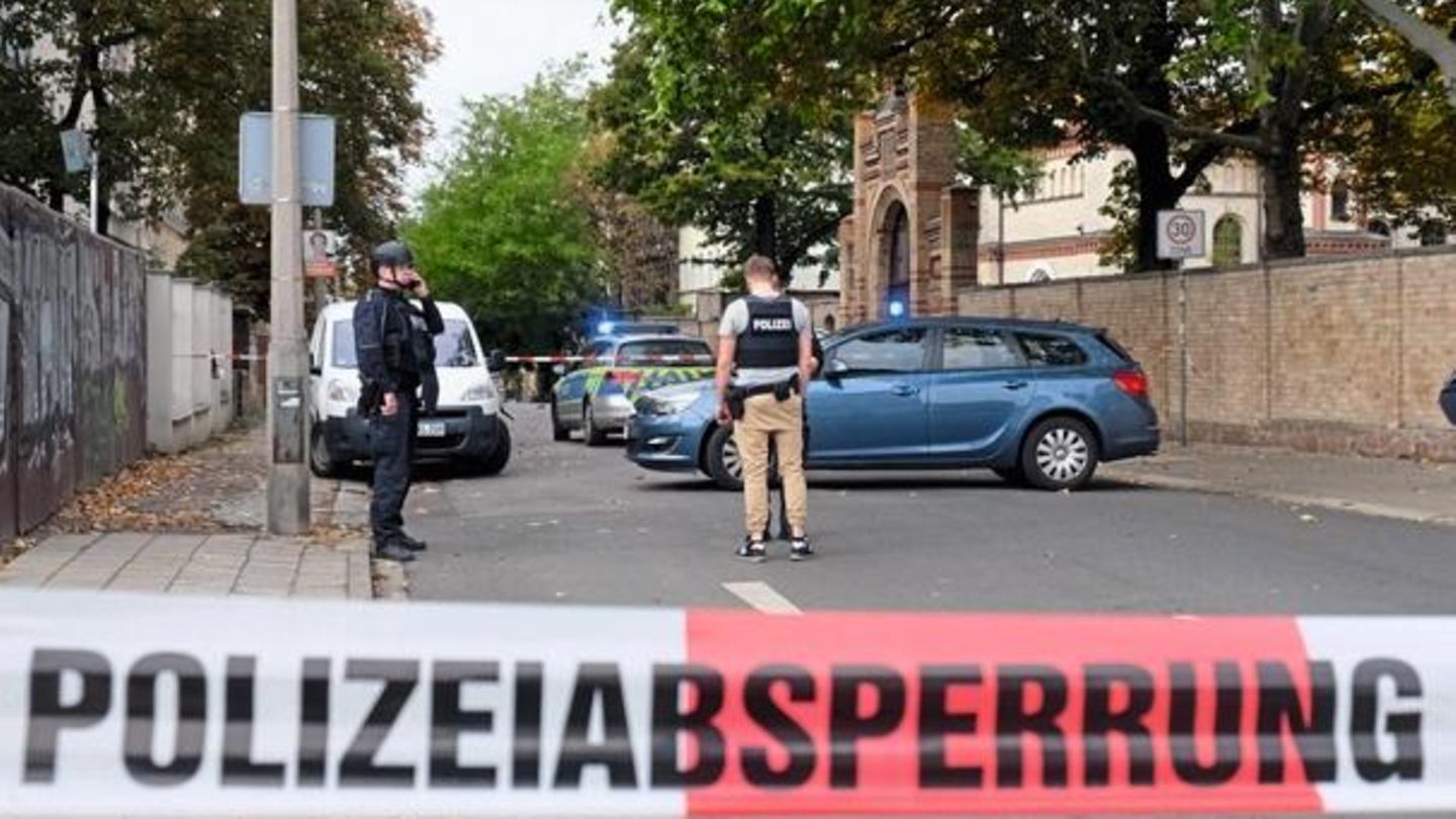 Anschlag auf die JŸdische Synagoge in HalleSaale in der Humboldtstrasse wŠhrend des hšchsten JŸdischen Feiertags, Yom Kippur. Polizei sichert den Tatort. Die EinsatzkrŠfte beraten Ÿber das weitere Vorgehen am abgesperrten Tatort. Bei einem Angriff eines...