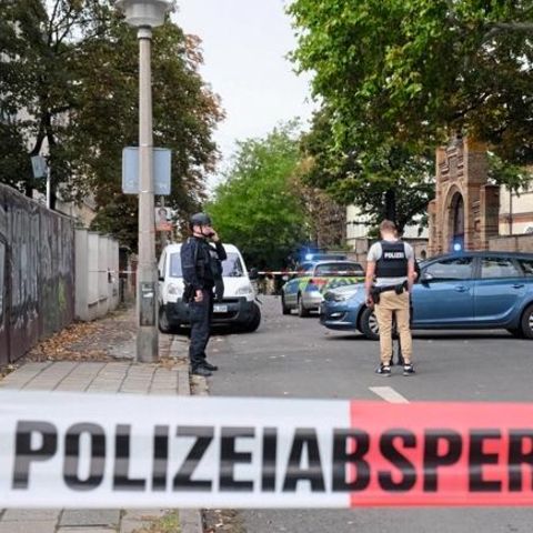 Anschlag auf die JŸdische Synagoge in HalleSaale in der Humboldtstrasse wŠhrend des hšchsten JŸdischen Feiertags, Yom Kippur. Polizei sichert den Tatort. Die EinsatzkrŠfte beraten Ÿber das weitere Vorgehen am abgesperrten Tatort. Bei einem Angriff eines...