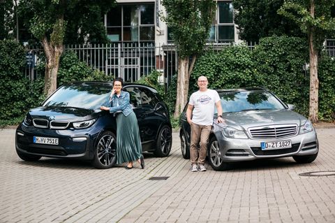 Von groß zu klein:  Florence Bädeker-Georges und Ehemann Hans-Nils haben vom opulenten T-Modell der Mercedes C-Klasse auf den i3 von BMW umgesattelt.