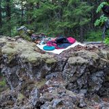 Ein Schlafsack auf einem Felsvorsprung