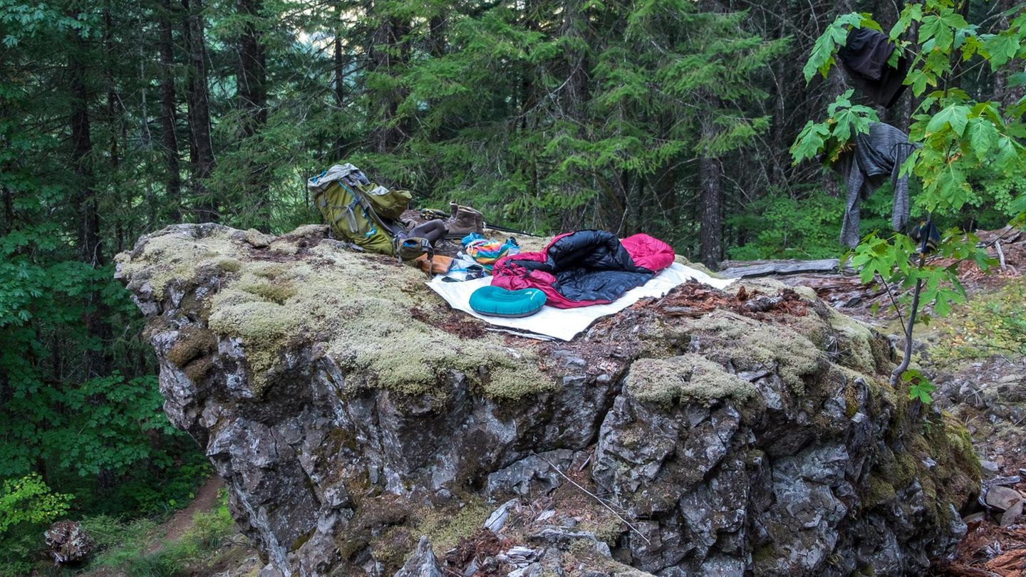 Ein Schlafsack auf einem Felsvorsprung
