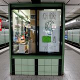 Zuhörkiosk in der U-Bahnstation Emilienstraße