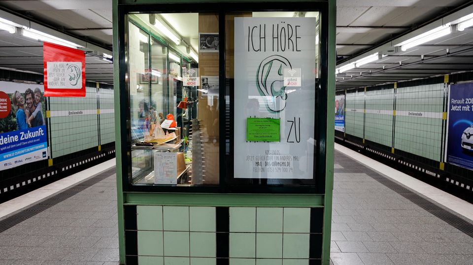 Zuhörkiosk in der U-Bahnstation Emilienstraße