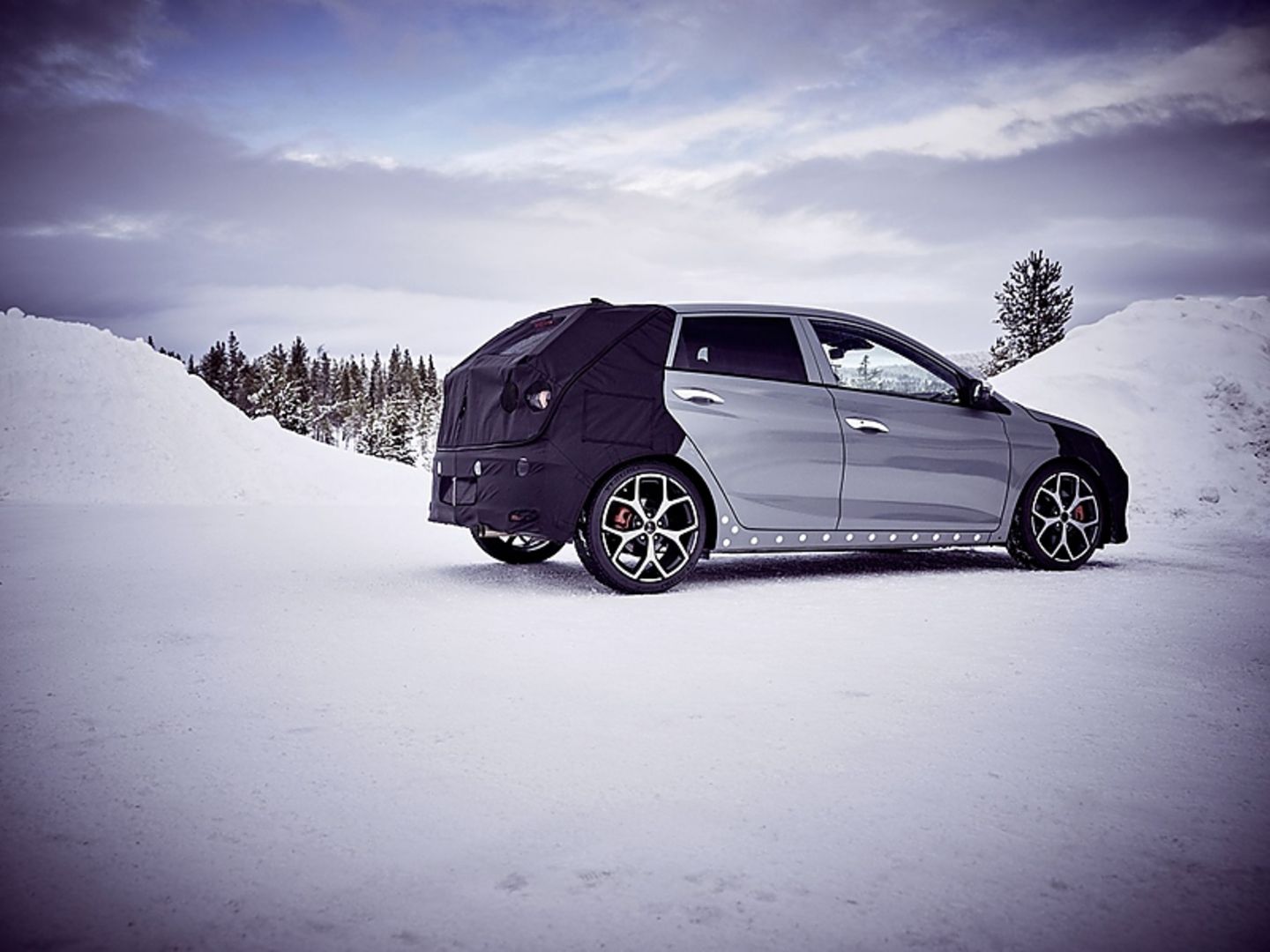 Bei den Wintertests wurde die Tarnfolie etwas entfernt