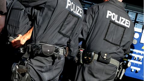Sicherheitsbehörden: Was tun Polizei und Bundeswehr gegen Extremismus in den eigenen Reihen?