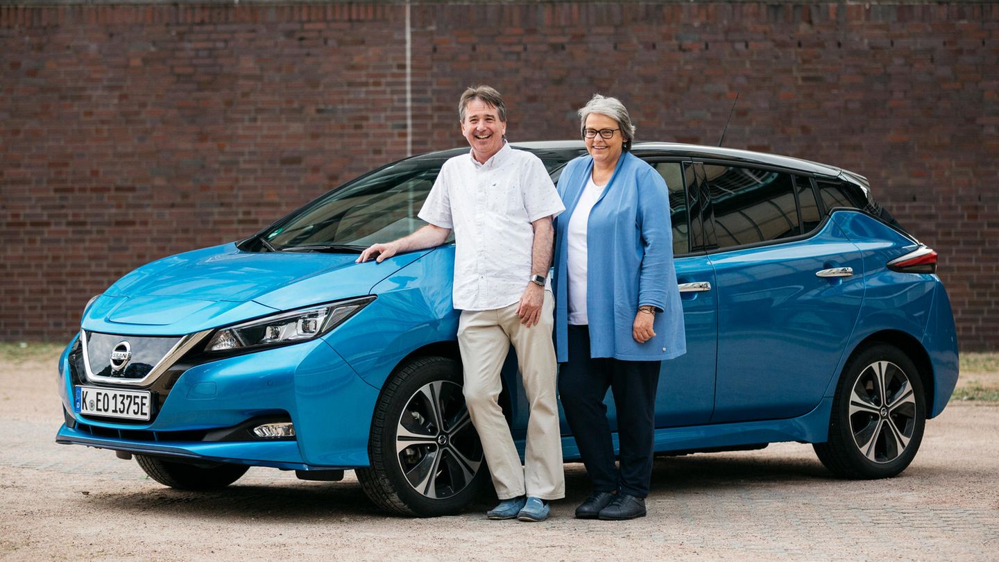 Christiane und Rainer Wiedemann vor dem Nissan Leaf.