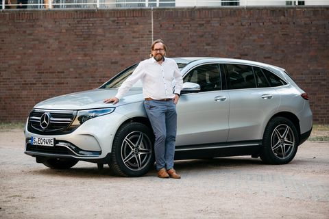 Jörg Lange vor seinem Mercedes EQC-Testwagen