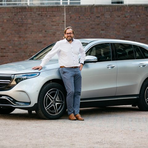 Jörg Lange vor seinem Mercedes EQC-Testwagen