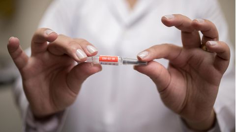 Eine Mitarbeiterin zeigt den Impfstoff gegen SARS-CoV-2 des chinesischen Pharmakonzerns Sinovac