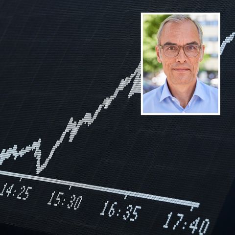 Die Dax-Kurve ist im Handelssaal der Frankfurter Wertpapierbörse auf einer Anzeigetafel zu sehen