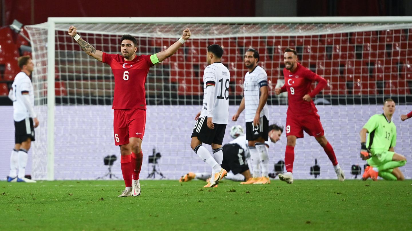 Ozan Tufan (Türkei) jubelt das Tor von Kenan Karaman (2.v.r, Türkei) zum 3:3