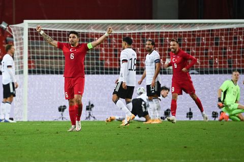 Ozan Tufan (Türkei) jubelt das Tor von Kenan Karaman (2.v.r, Türkei) zum 3:3