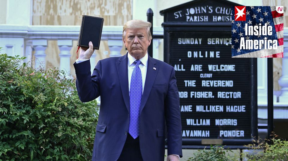 US-Präsident Donald Trump mit einer Bibel vor der St John's Episcopal church in Washington DC (Archivfoto)