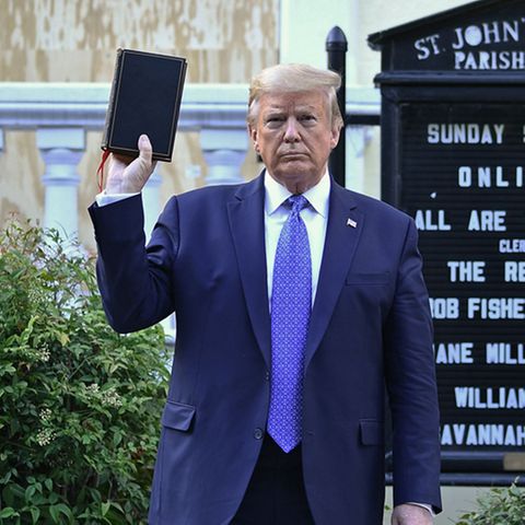 US-Präsident Donald Trump mit einer Bibel vor der St John's Episcopal church in Washington DC (Archivfoto)