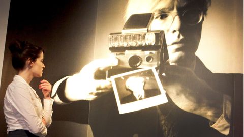 Vergrößerte Darstellung des Polaroid-Fotos von Oliviero Toscani, auf dem Andy Warhol zu sehen ist