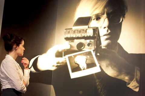Vergrößerte Darstellung des Polaroid-Fotos von Oliviero Toscani, auf dem Andy Warhol zu sehen ist