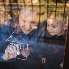Kinder haben viel Freude an Kreidestiften. Gleiches gilt für Eltern, denn die Marker lassen sich einfach wieder abwischen.