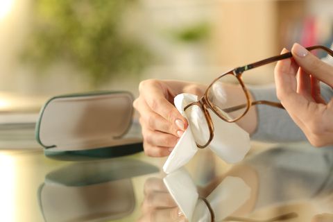Auch beim Brille putzen kann man Fehler machen