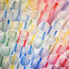 Kanada verbietet Plastik-Strohhalme