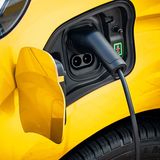 An einer 100 kW-Schnellladesäule ist die 75 kWh Batterie nach rund 45 Minuten zu 80 Prozent gefüllt