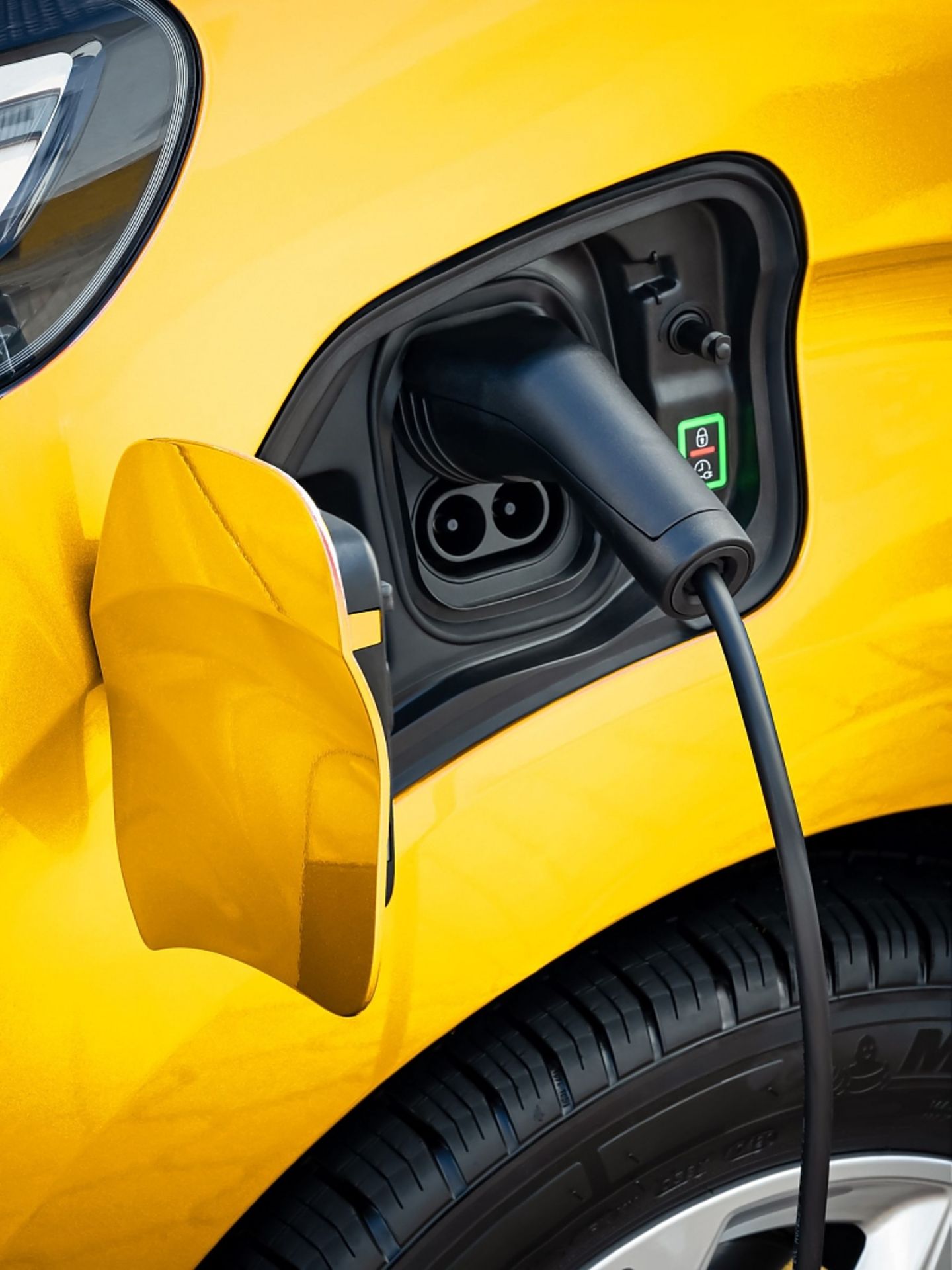 An einer 100 kW-Schnellladesäule ist die 75 kWh Batterie nach rund 45 Minuten zu 80 Prozent gefüllt