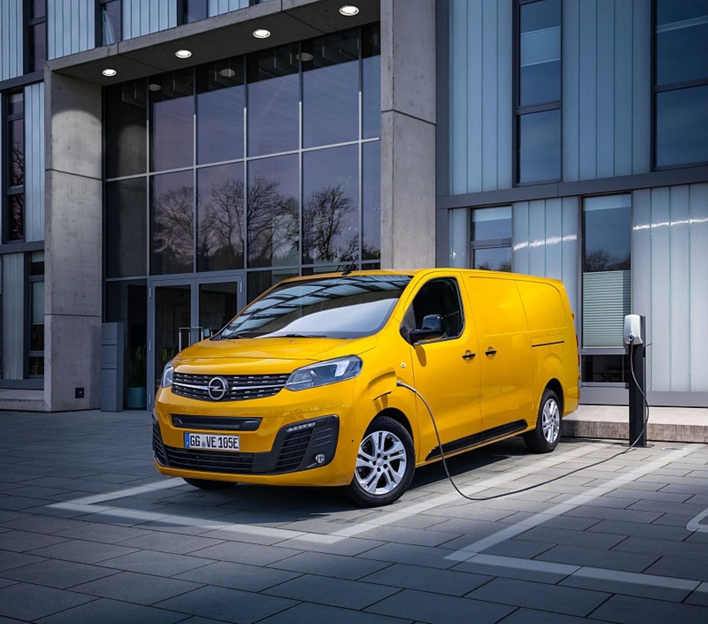Wird der Opel Vivaro-e mit 11 kW geladen sind die 75 kWh Akkus nach etwa sieben Stunden voll