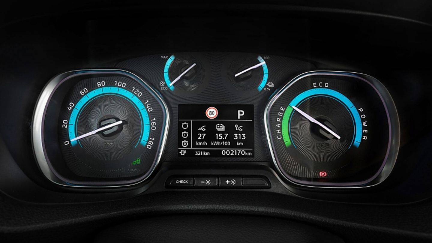 Die Instrumentenanordnung kennt man aus anderen Opel BEV-Modellen