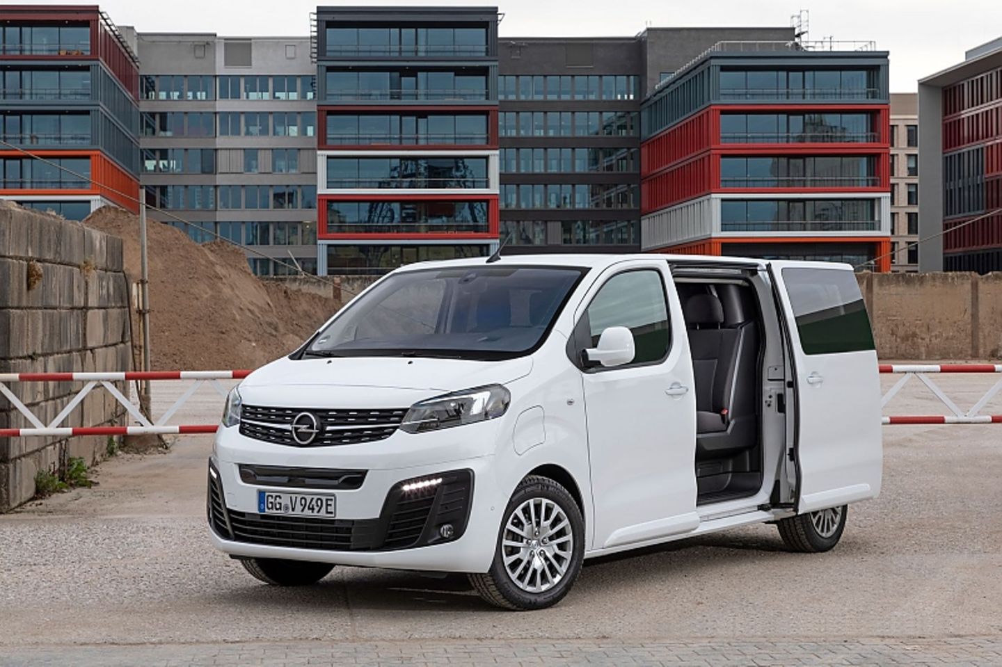 Der Opel Vivaro-e kostet mit der 75 kWh-Batterie mindestens 41.240,00 Euro