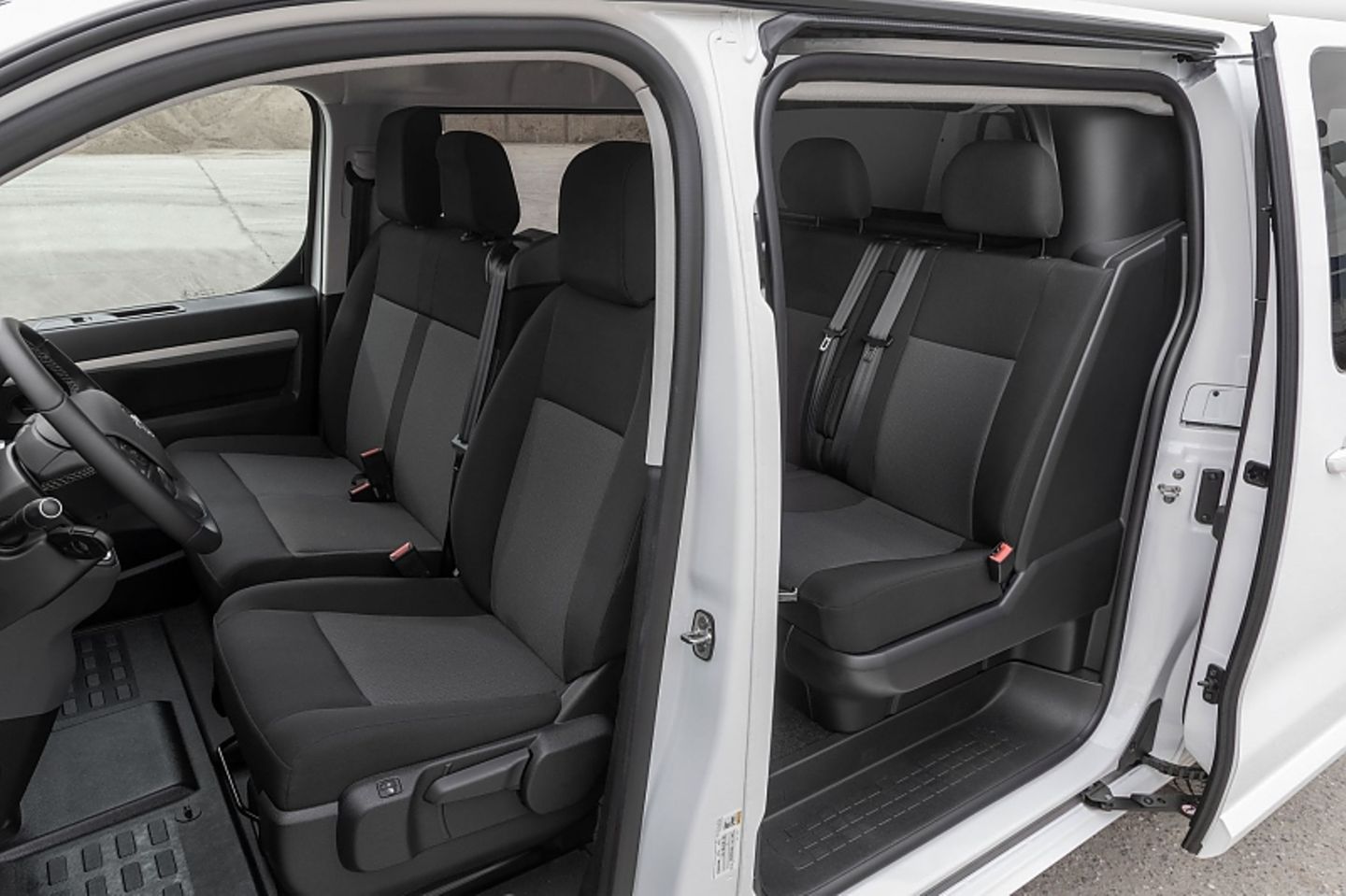 Der Opel Vivaro-e ist auch als Personentransporter geeignet