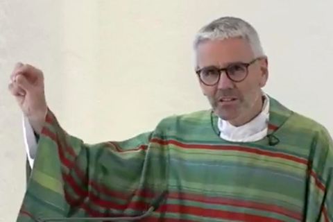 Predigt geht viral: Frauen, Homosexualität, Geschiedene: Priester kritisiert Haltung der katholischen Kirche