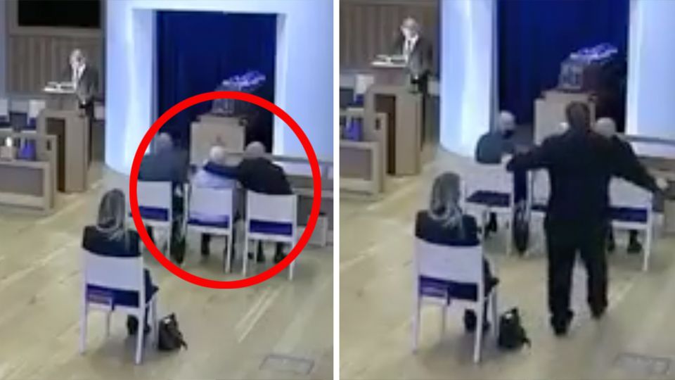 Trauernde Familie Links sitzen zwei Erwachsene Söhne bei einer Trauerfeier direkt neben ihrer Mutter, rechts kommt von hinten ein Mann angerannt