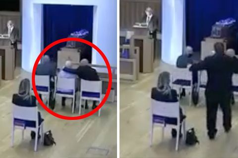 Links sitzen zwei Erwachsene Söhne bei einer Trauerfeier direkt neben ihrer Mutter, rechts kommt von hinten ein Mann angerannt