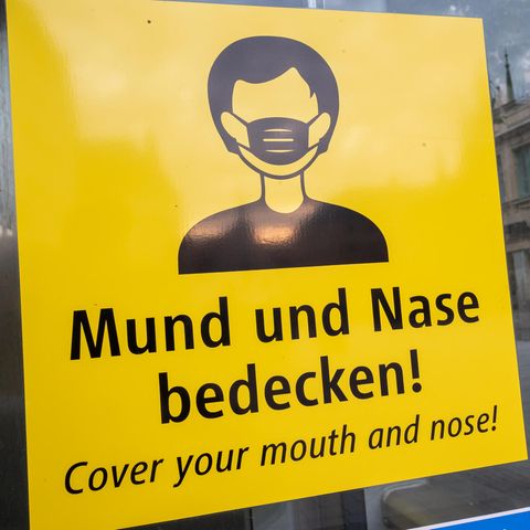  Ein Schild fordert zum Tragen eine Mund-Nasen-Bedeckung auf