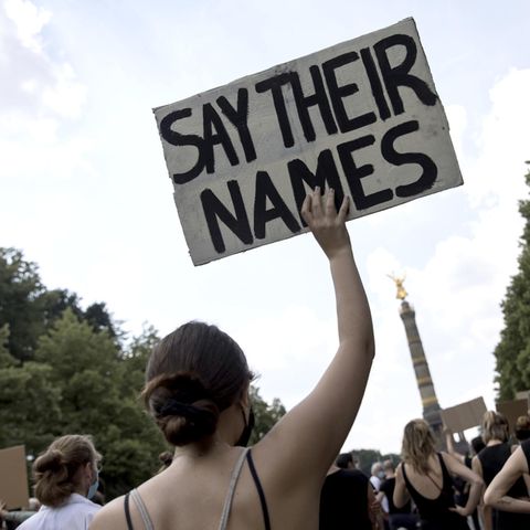 Anti-Rassismus-Demo in Berlin: Eine Frau hält ein Schild mit der Aufschrift "Say their names" hoch