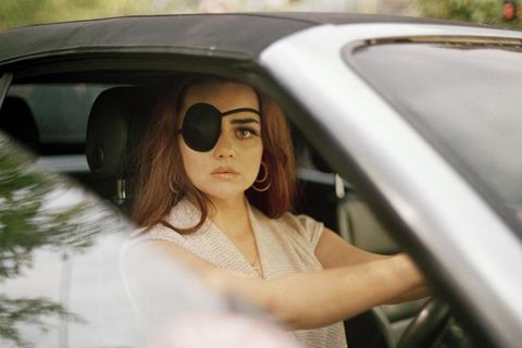 Hayley Burrows hat sich Chlamydien im  Auge eingefangen und läuft jetzt im Piraten-Look herum.