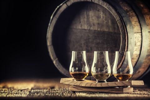 Mit der Dauer im Fass verändert sich auch die Farbe des Whiskys