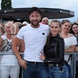 Anfang 2019 tauchten die ersten Fotos von Michael Wendler mit der damals 18-jährigen Laura Müller auf. Die beide lernten sich am Rande eines Konzerts kennen, die Schülerin war ein Fan des Schlagersängers. Im Herbst 2018 hatte sich Wendler von seiner Frau Claudia Norberg getrennt, mit der er fast 30 Jahren liiert gewesen ist.