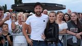 Anfang 2019 tauchten die ersten Fotos von Michael Wendler mit der damals 18-jährigen Laura Müller auf. Die beide lernten sich am Rande eines Konzerts kennen, die Schülerin war ein Fan des Schlagersängers. Im Herbst 2018 hatte sich Wendler von seiner Frau Claudia Norberg getrennt, mit der er fast 30 Jahren liiert gewesen ist.