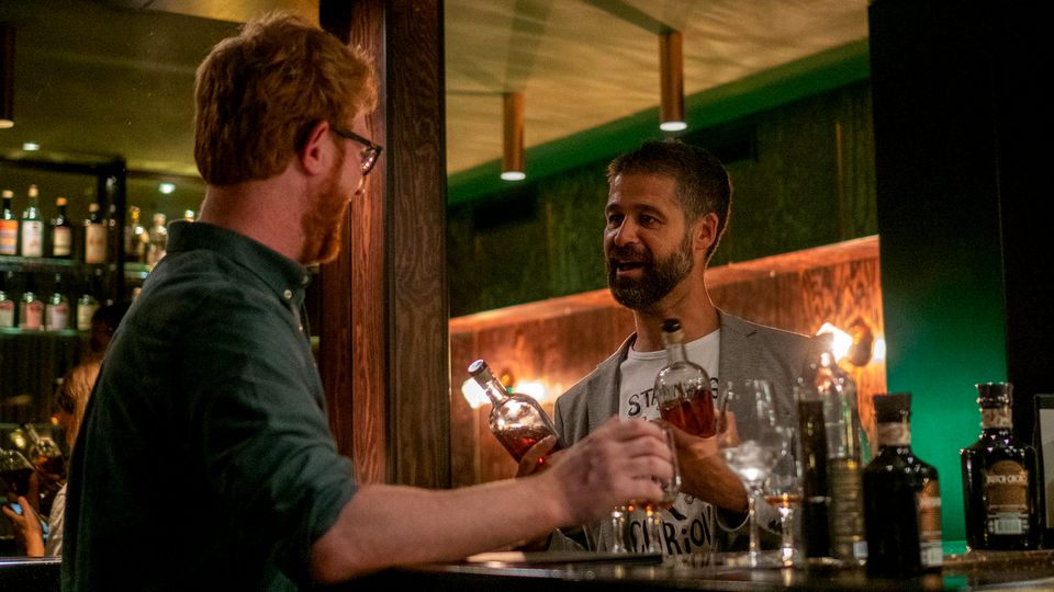 Alex Munch (rechts) ist einer der Gründer der Stauning Distillery Alex Munch (rechts) ist einer der Gründer der Stauning Distillery