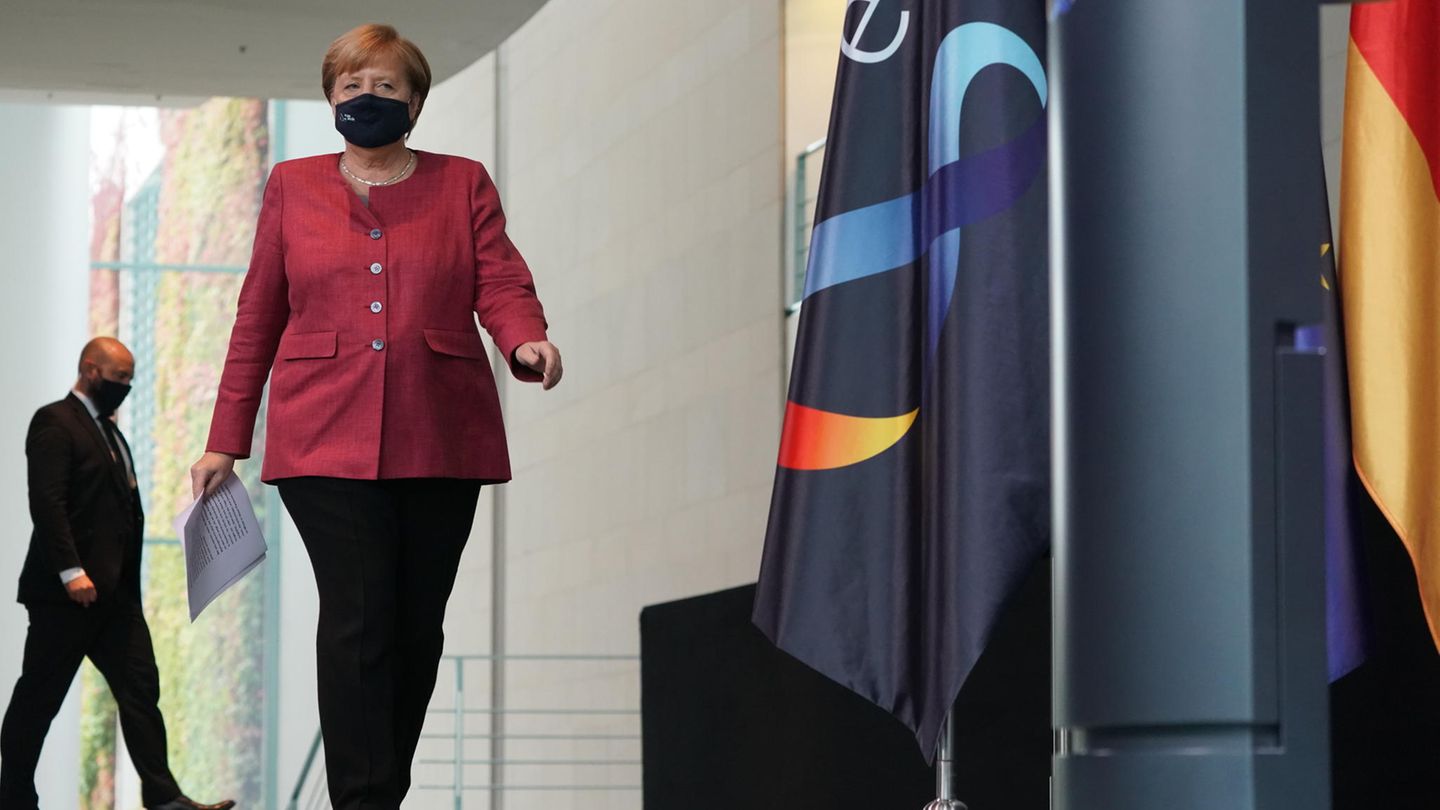 Bundeskanzlerin Angela Merkel (CDU) nach den Beratungen mit den Bürgermeister der elf größten Städte Deutschlands