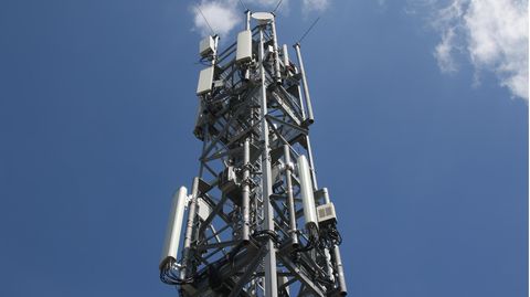 Ein Mobilfunkmast im Berliner Stadtteil Schmöckwitz in der Nähe des Hauptstadtflughafens BER