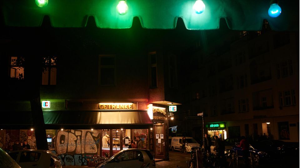 Späti Berlin Kurz nach der Sperrstunde ist noch Licht in einem Späti in Neukölln und Gäste stehen noch davor.