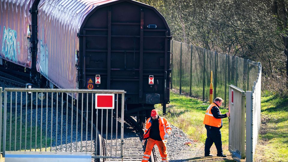 Ein Zug verlässt die Urananreicherungsanlage der Firma Urenco in Gronau