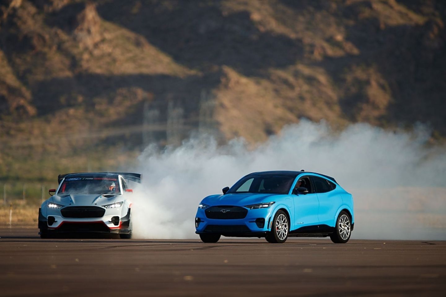 Dynamisches Brüderpaar: Ford Mach-E 1400 (links) und Mach-E GT