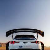 Die Power Studie Ford Mach-E 1400 ziert ein monströser Heckflügel