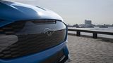 Der schwarze Kühlergrill zeigt, dass es sich hier um einen Ford Mach-E GT handelt